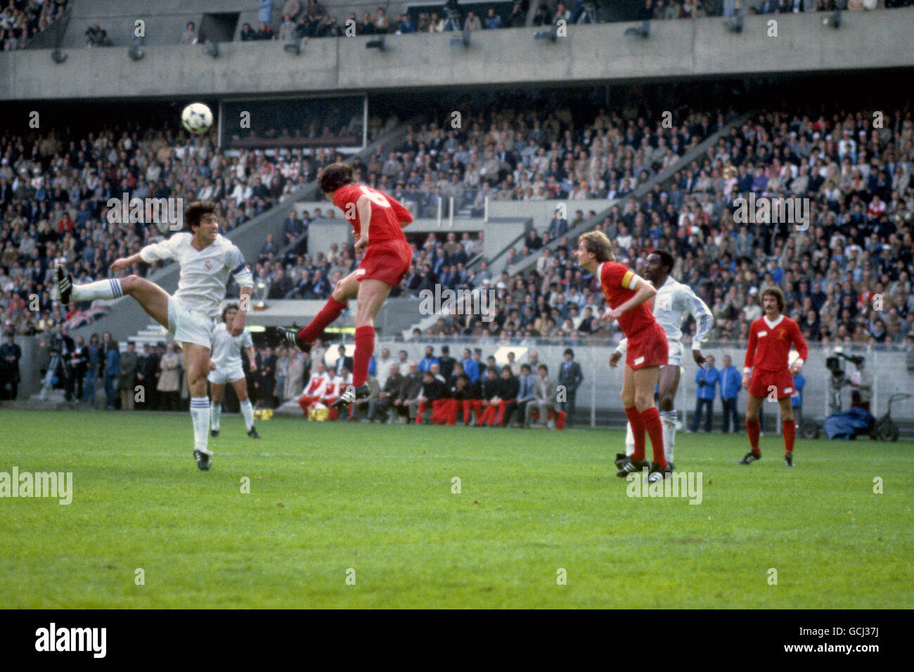 Liverpool's Alan Hansen clears the ball with a header. (l-r) Santillana (Real Madrid), Alan Hansen, Phil Thompson (both Liverpool), Real Madrid's Englishman Laurie Cunningham and Liverpool's Terry McDermott (far right) Stock Photo
