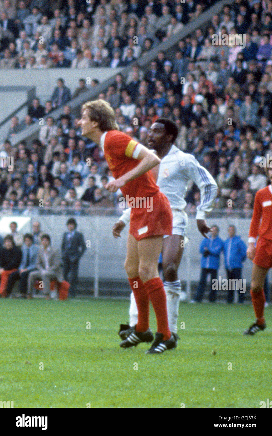 Soccer - European Cup - Final - Liverpool v Real Madrid - Parc des Princes, Paris. Liverpool Captain Phil Thompson marks Real Madrid's Englishman Laurie Cunningham (r) Stock Photo