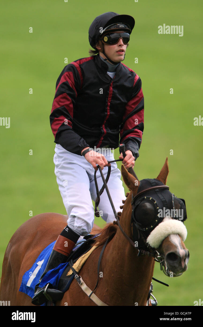 Cornus ridden by Jack Doyle going to post for the toteplacepot Handicap at Nottingham racecourse Stock Photo