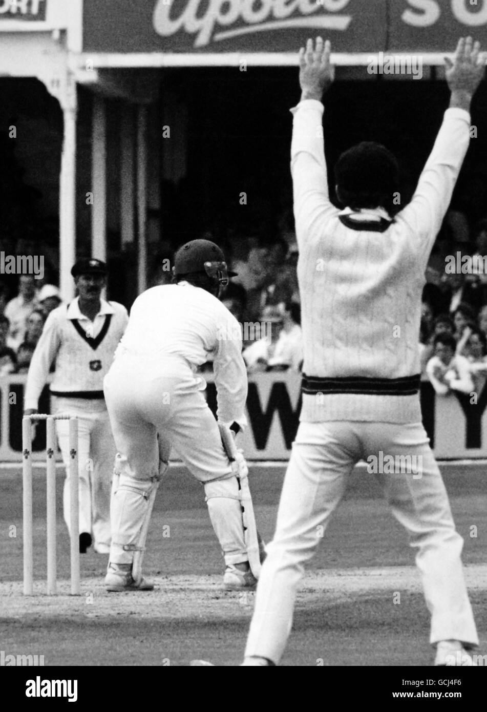 Cricket - England v Australia - Australia in British Isles 1985 (3rd Test) - Second Day - Trent Bridge, Nottingham. Allen Lamb (Center) is bowled out lbw by Geoff Lawson (left) Stock Photo