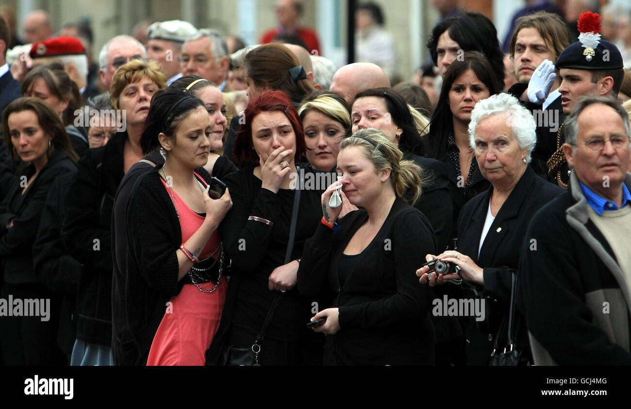 Mourners wait for the coffins of Marine Anthony Hotine, 21, Corporal Terry Webster, 24, Lance Corporal Alan Cochran, 23, and Lance Bombardier Mark Chandler, 32, to pass through Wootton Bassett after their bodies were repatriatied at RAF Lyneham, Wiltshire. Stock Photo