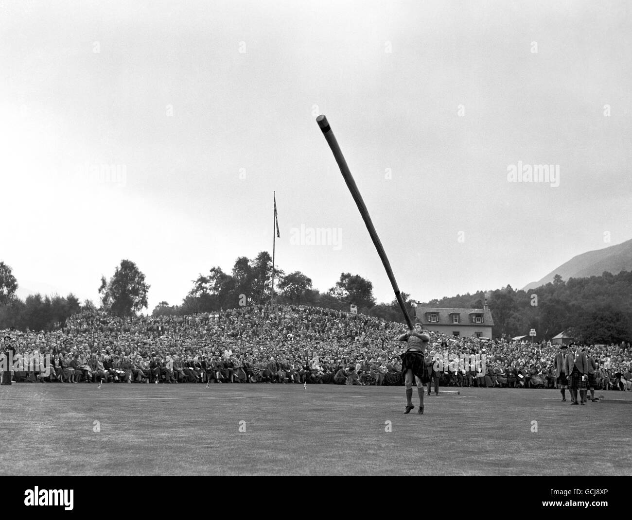 Highland, Braemar Games. J Shaw tossing the caber Stock Photo