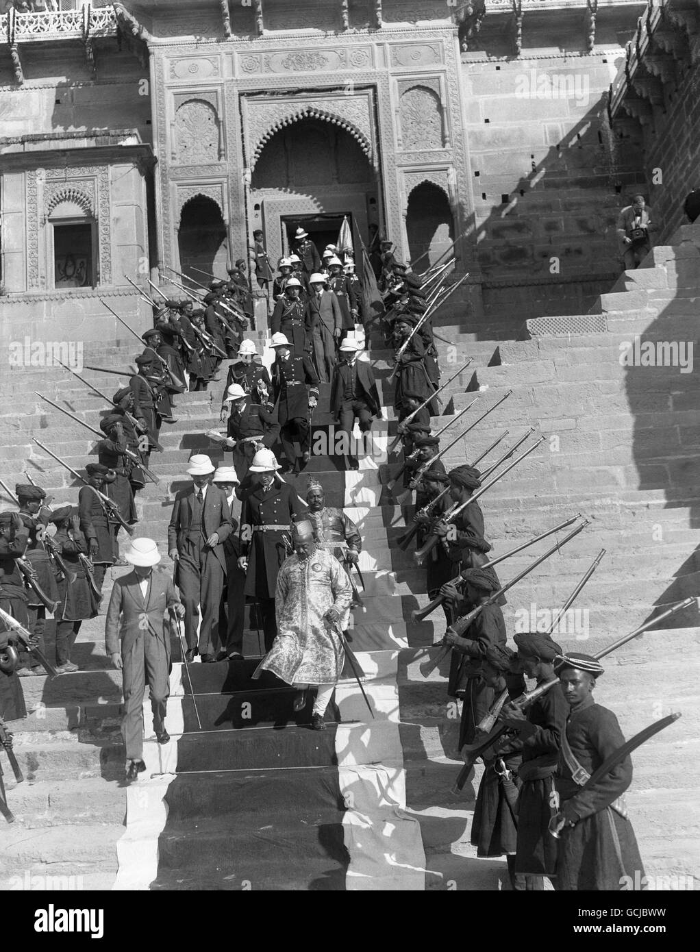 THE PRINCE OF WALES' TOUR OF JAPAN AND THE EAST: BENARES. THE PRINCE, ACCOMPANIED BY THE MAHARAJAH OF BENARES AND THEIR SUITES, LEAVING THE RAMNAGAR PALACE TO CROSS THE GANGES. THE GUARD OF HONOUR ARE EQUIPPED WITH ANTIQUATED MUSKETS. 13TH DECEMBER 1921. Stock Photo
