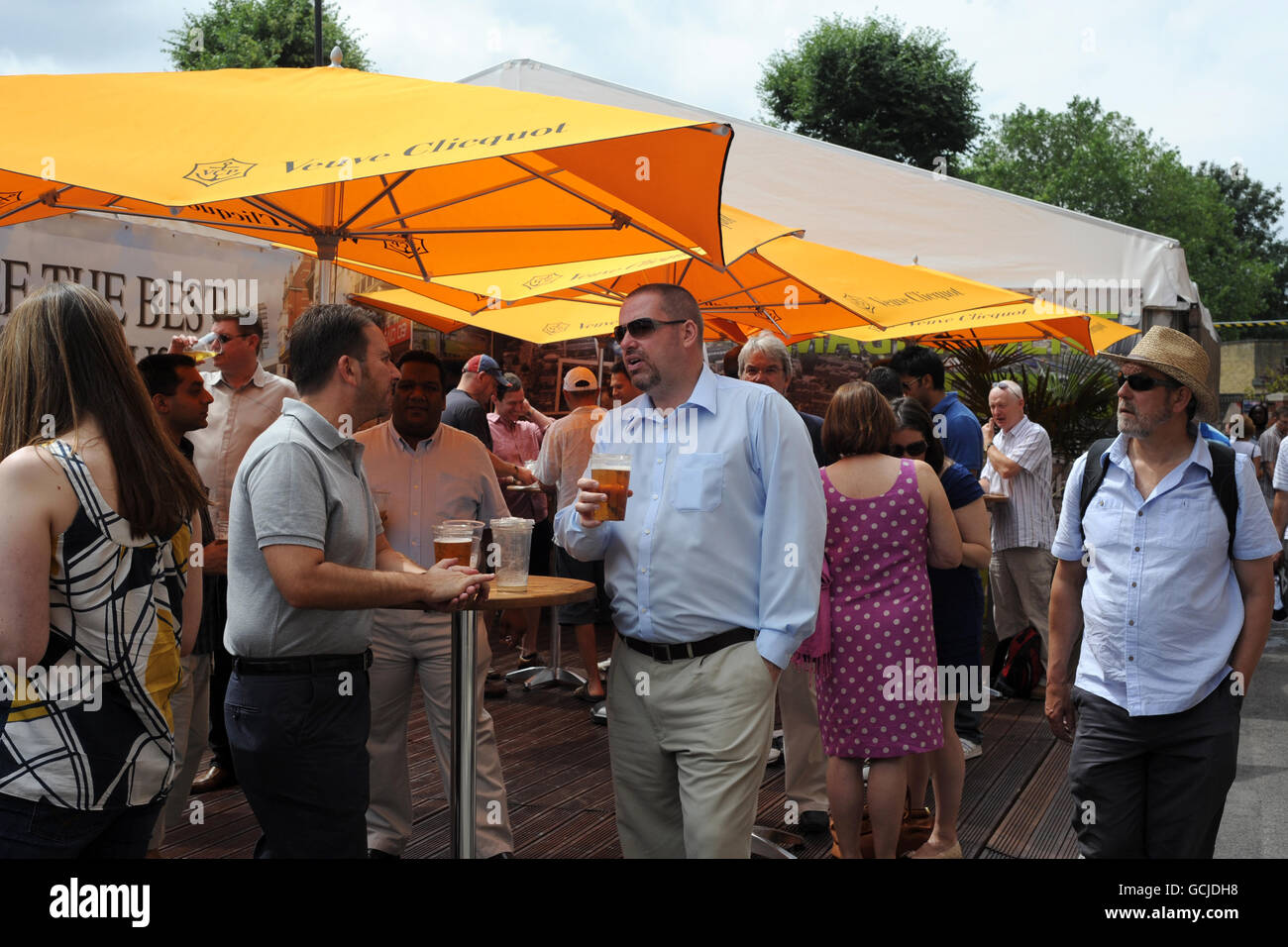 Guests enjoy one of the outside bars at the Brit Oval Stock Photo