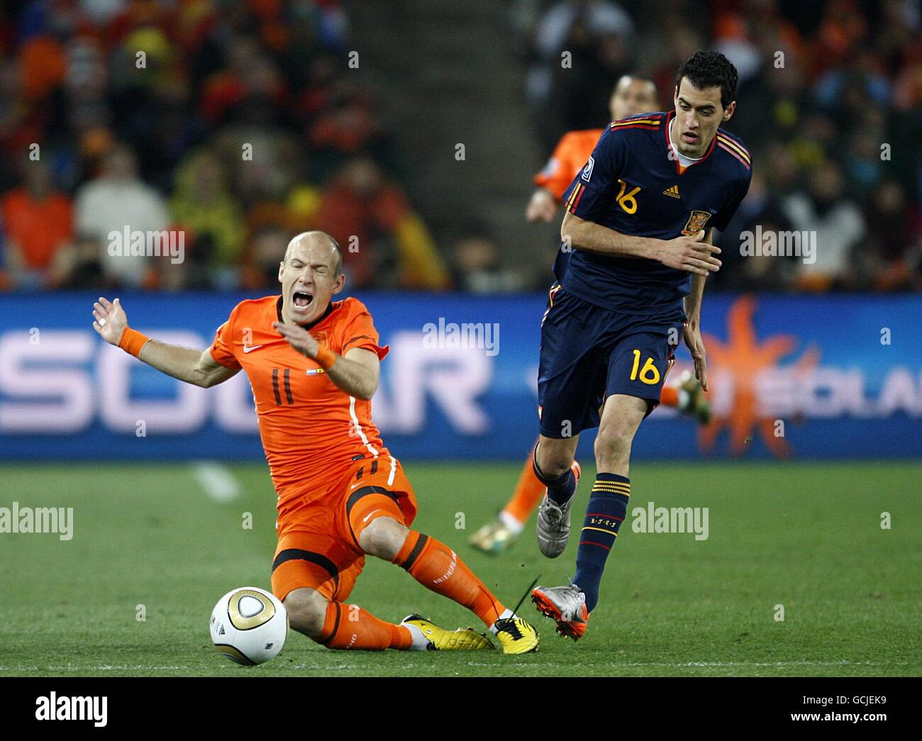 Soccer - 2010 FIFA World Cup South Africa - Final - Netherlands v Spain - Soccer City Stadium. Spain's Sergio Busquets (right) and Netherlands' Arjen Robben (left) battle for the ball Stock Photo