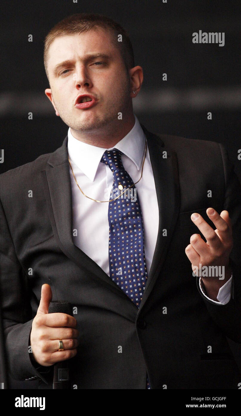 rockness half length live performance black suit mangms hires