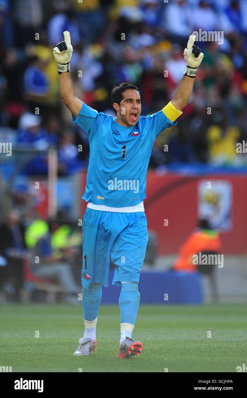 Soccer - 2010 FIFA World Cup South Africa - Group H - Honduras v Chile - Mbombela Stadium. Chile's goalkeeper Claudio Bravo celebrates after his team mate Jean Beausejour scored the opening goal. Stock Photo