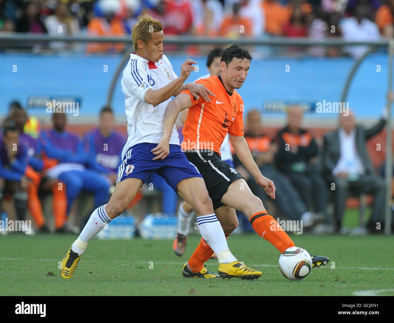 Soccer - 2010 FIFA World Cup South Africa - Group E - Netherlands v Japan - Durban Stadium. Japan's Keisuke Honda (left) and The Netherlands' Mark Van Bommel battle for the ball Stock Photo