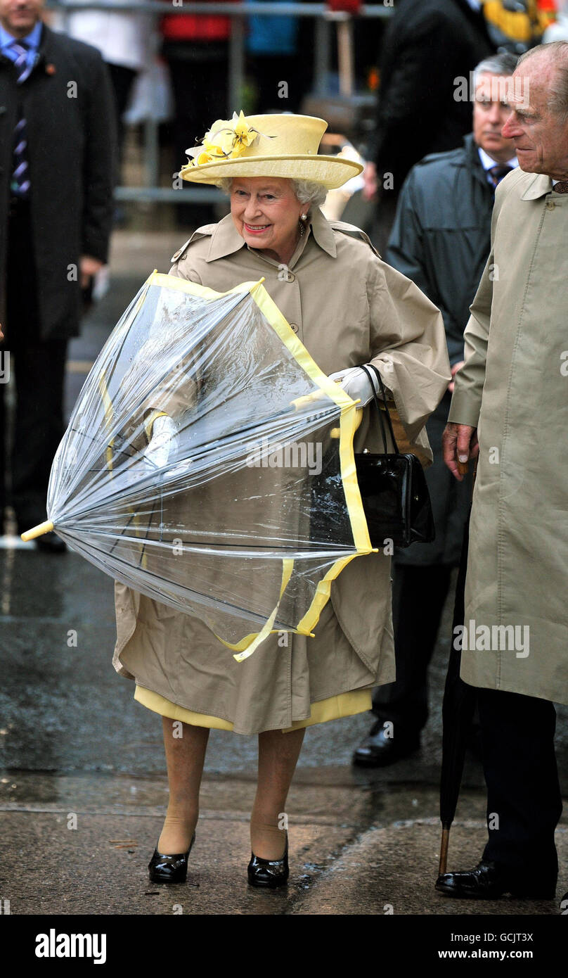 Queen elizabeth ii opens umbrella hires stock photography and images