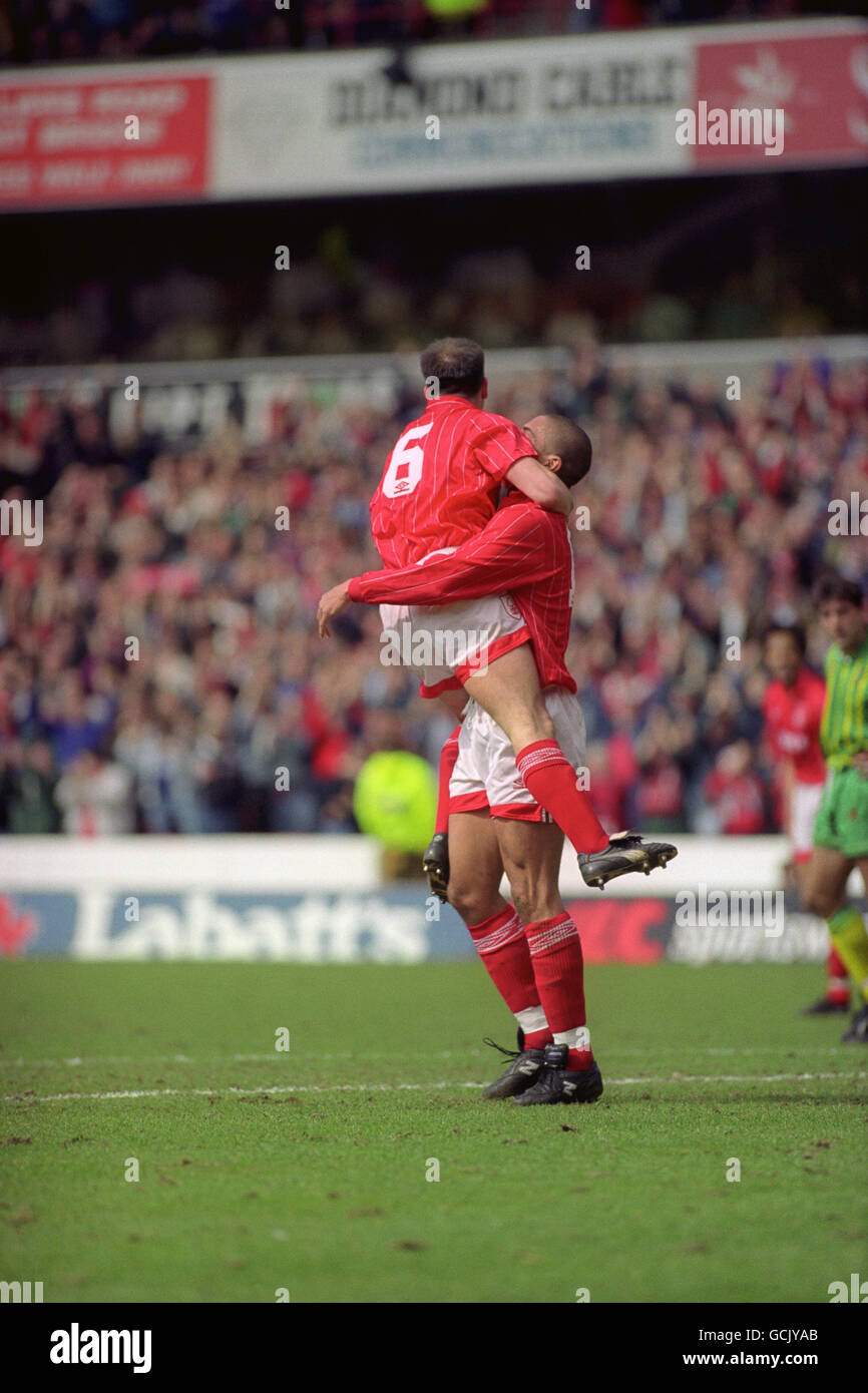 NOTTINGHAM FOREST'S STEVE STONE CELEBRATES WITH STAN COLLYMORE Stock Photo