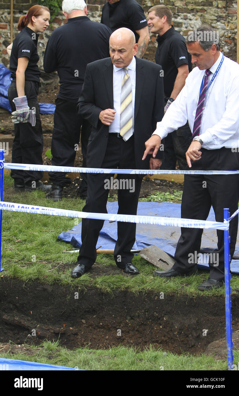 Detective Superintendent David Swindle (centre) of Strathclyde Police joins specialist officers