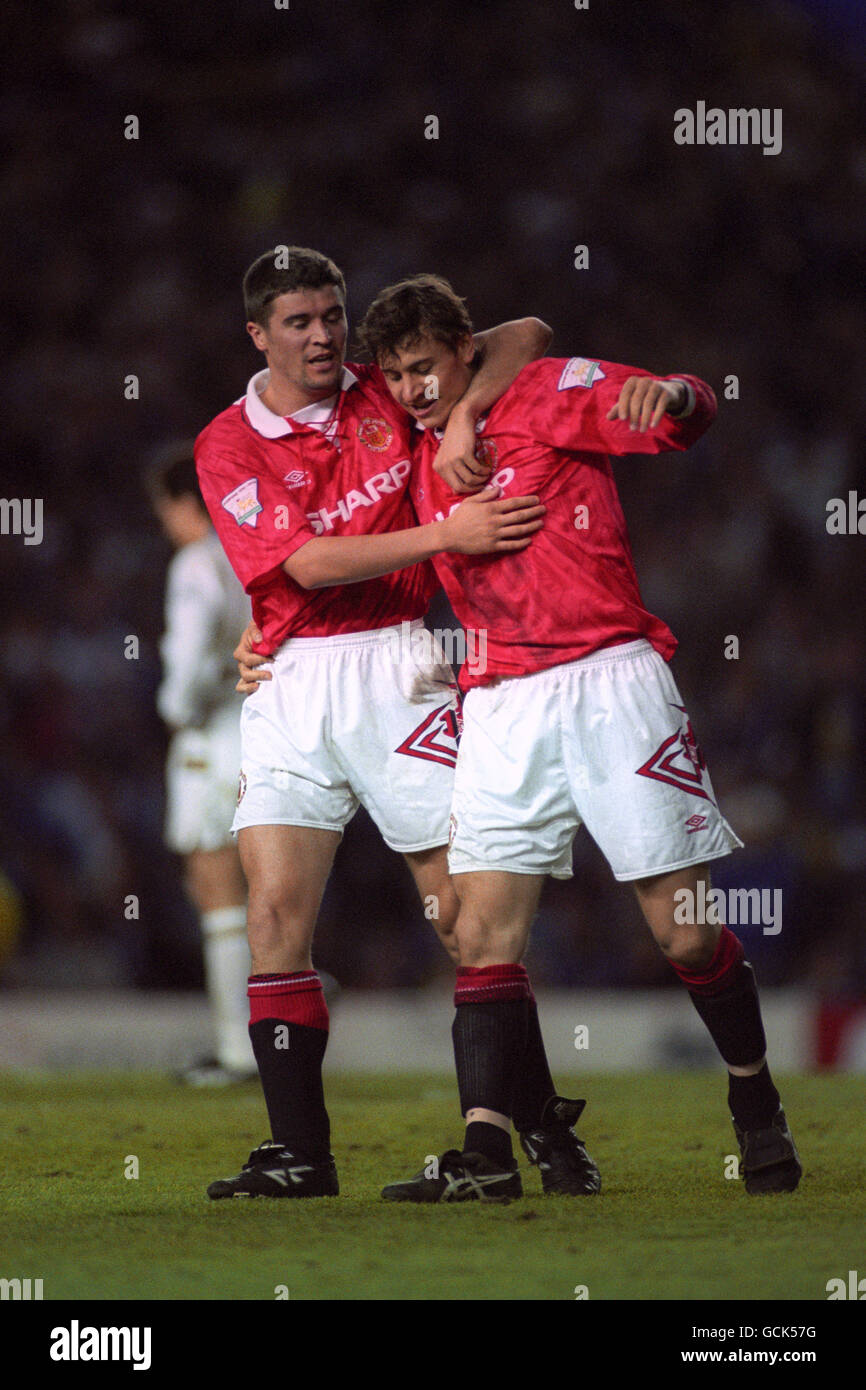 Manchester United's Roy Keane (l) hugs goalscorer Andrei Kanchelskis as they celebrate the goal against Leeds United. Stock Photo