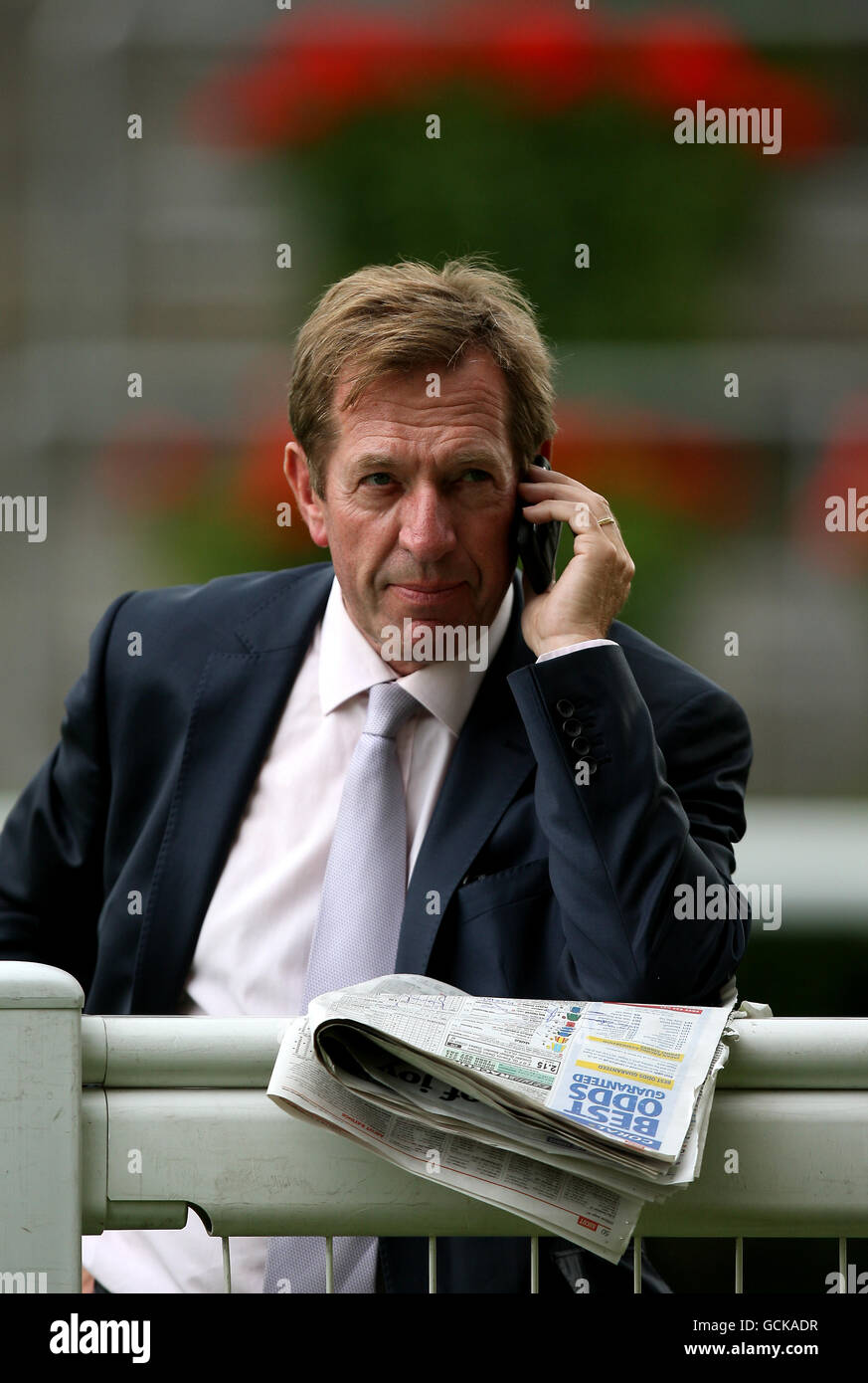 Presenter derek thompson at ascot racecourse hi-res stock photography ...