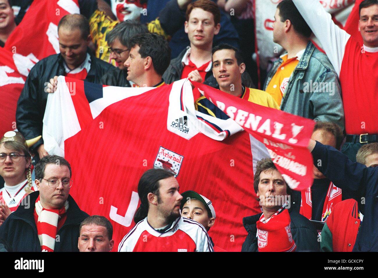 CUP WINNERS CUP FINAL SOCCER. ARSENAL FANS WITH GIANT SHIRT Stock Photo