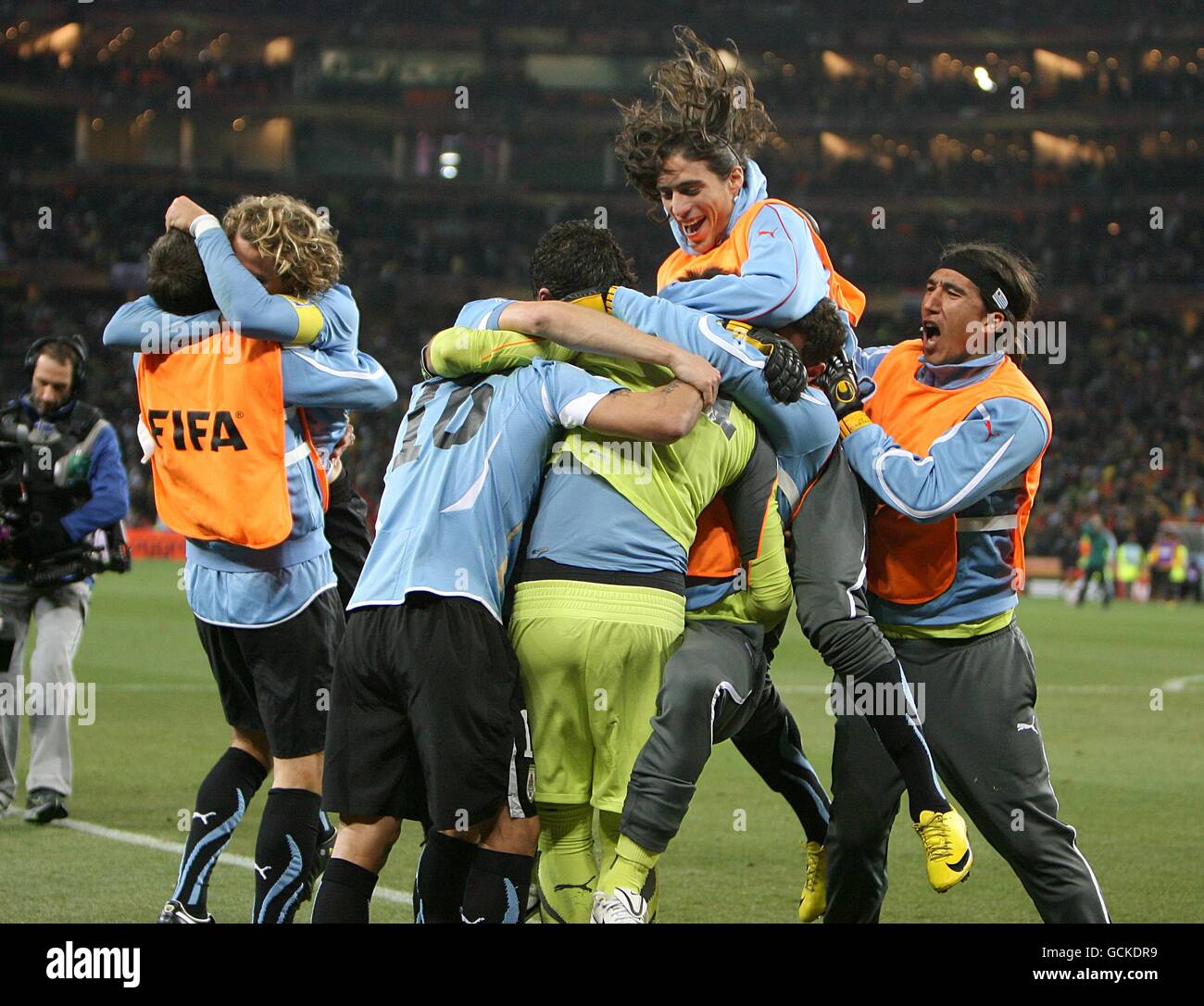 Uruguay's goalkeeper Nestor Fernando Muslera celebrates winning the penalty shootout with his teammates Stock Photo