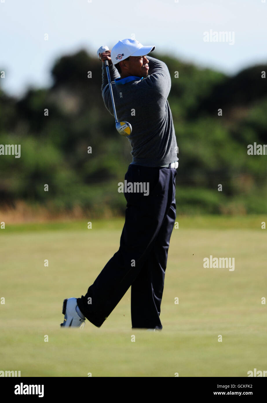 Golf - The Open Championship 2010 - Preview - Day Two - St Andrews Old Course. Tiger Woods out practising at St Andrews Stock Photo