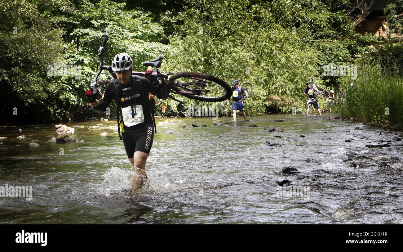Cross the river esk in dalkeith country park hires stock photography