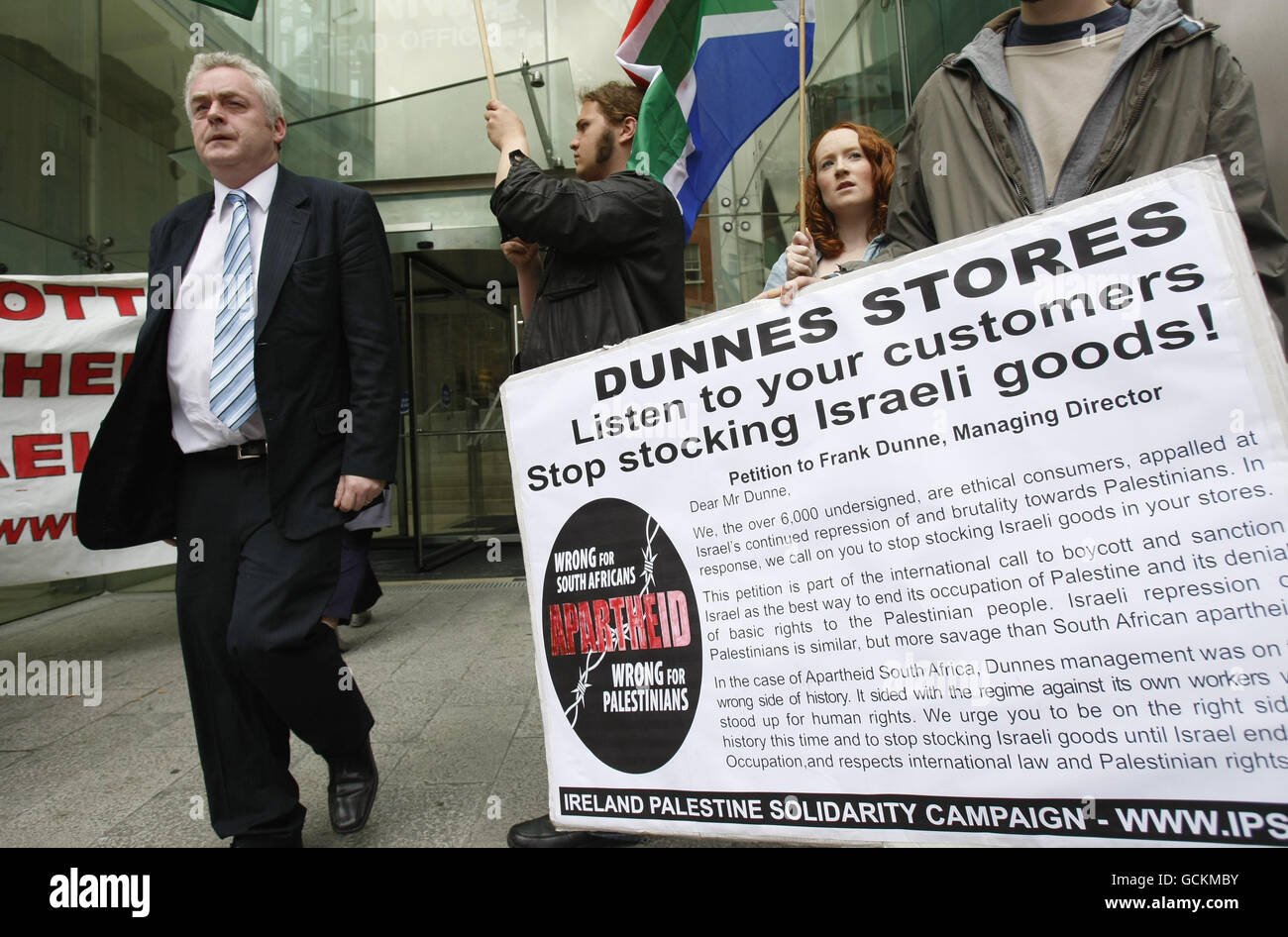Ireland Palestine Solidarity Campaign (IPSC) deliver a petition to Dunnes Stores signed by 6,000 shoppers demanding a boycott of Israeli products at Dunnes Stores head office in Dublin this morning. Stock Photo