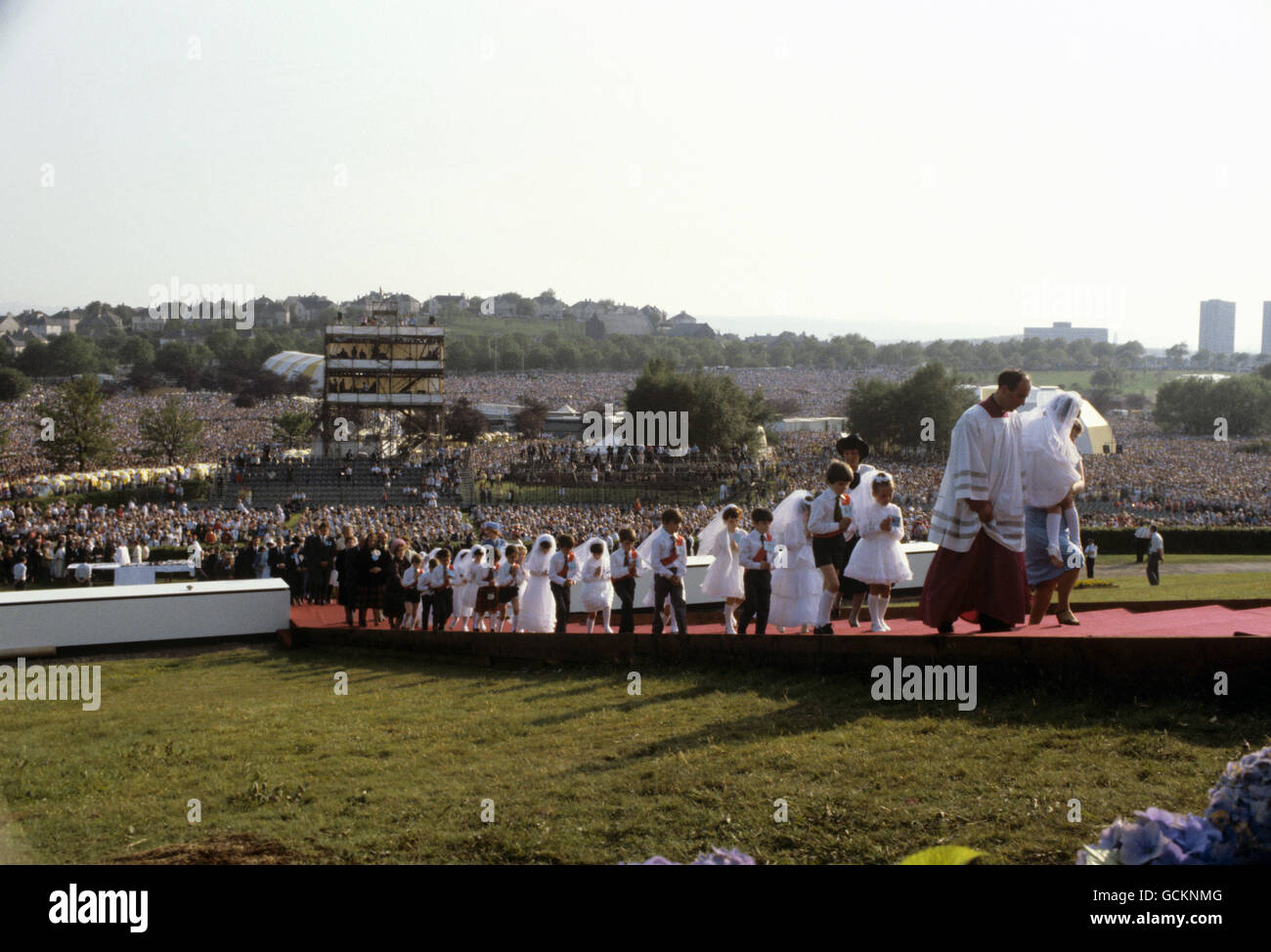 Youngsters coming up to take communion from Pope John Paul II at Bellahouston Park, Glasgow, when he celebrated Mass before an estimated one third of Scotland's Roman Catholics, on the fifth day of his historic visit to Britain. Stock Photo