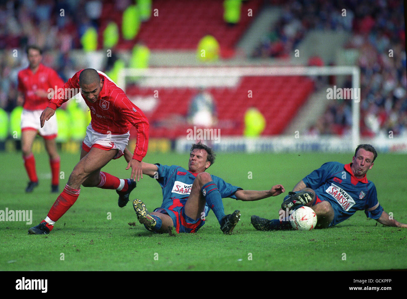 Soccer - Endsleigh League Division One - Nottingham Forest v Sunderland - City Ground. Nottingham Forest striker Stan Collymore is stopped by sunderland defenders Dariusz Kubicki (l) and Kevin Ball. Stock Photo