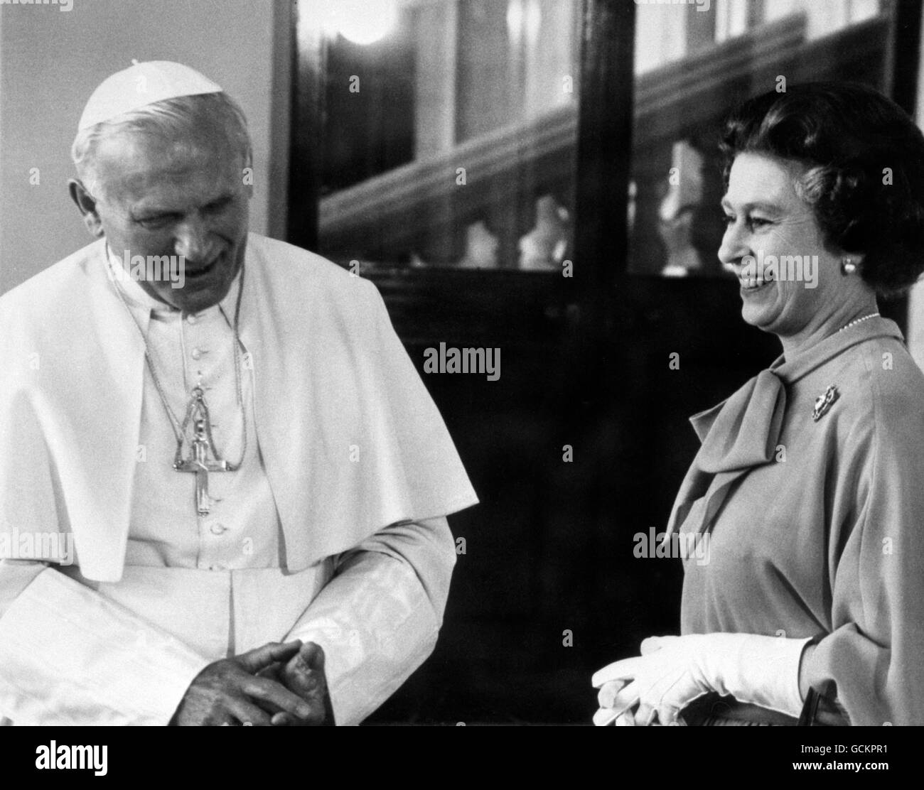 Pope John Paul II and Queen Elizabeth II meeting at Buckingham Palace, London Stock Photo