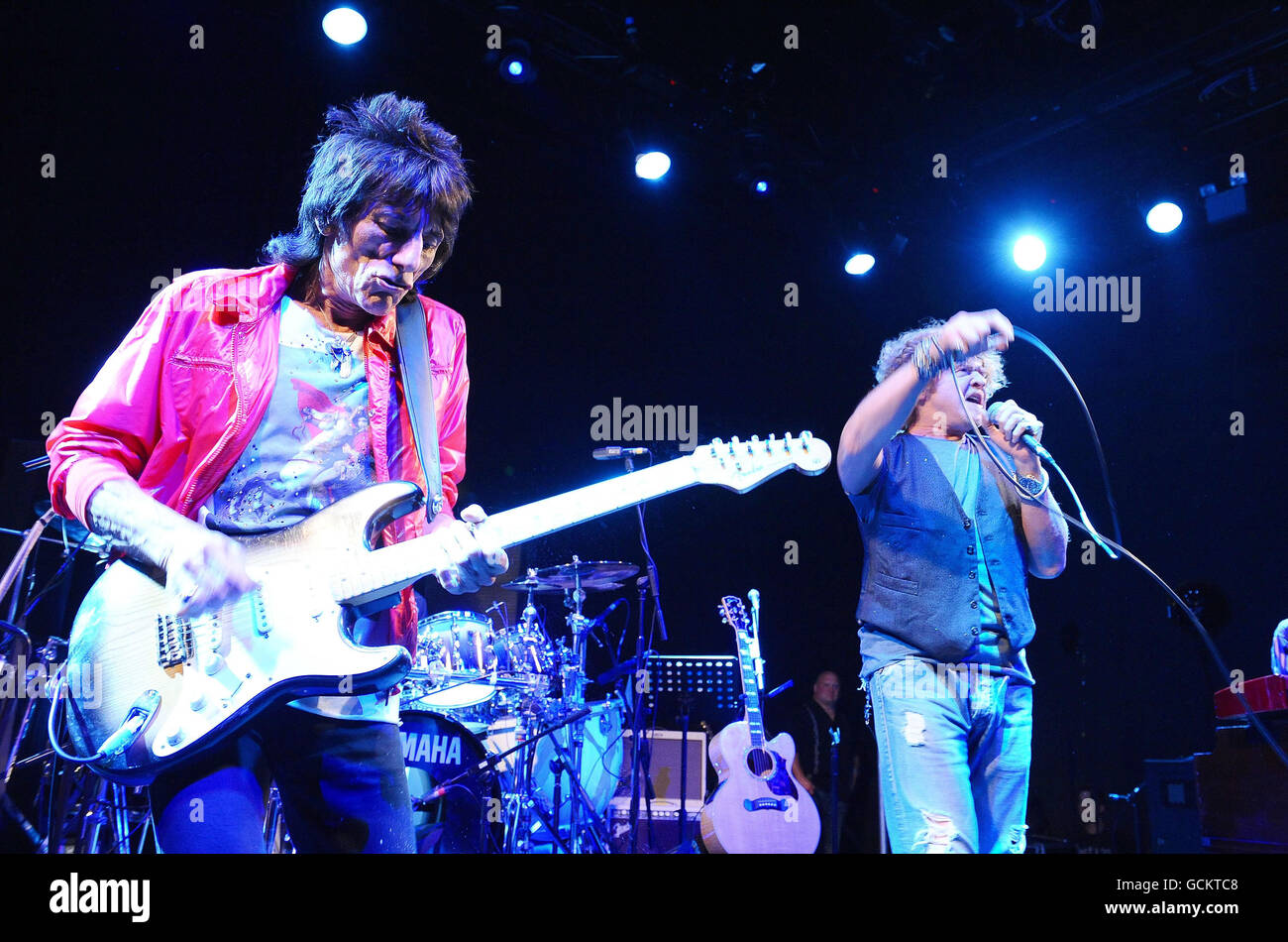 Simply Red singer Mick Hucknall, who replaces Rod Stewart as singer of the reformed Faces, performs with Ronnie Wood, (left) during an exclusive American Express gig at the British Music Experience to kick off their reunion tour. Stock Photo