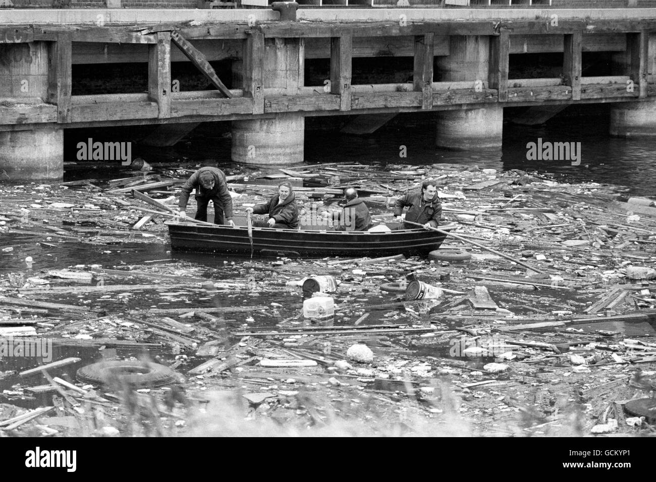 A Metropolitan police search unit drag the East India Dock after an anonymous telephone call to a newspaper claimed that the bodies of missing George Brett and his son Terry, were there. Stock Photo