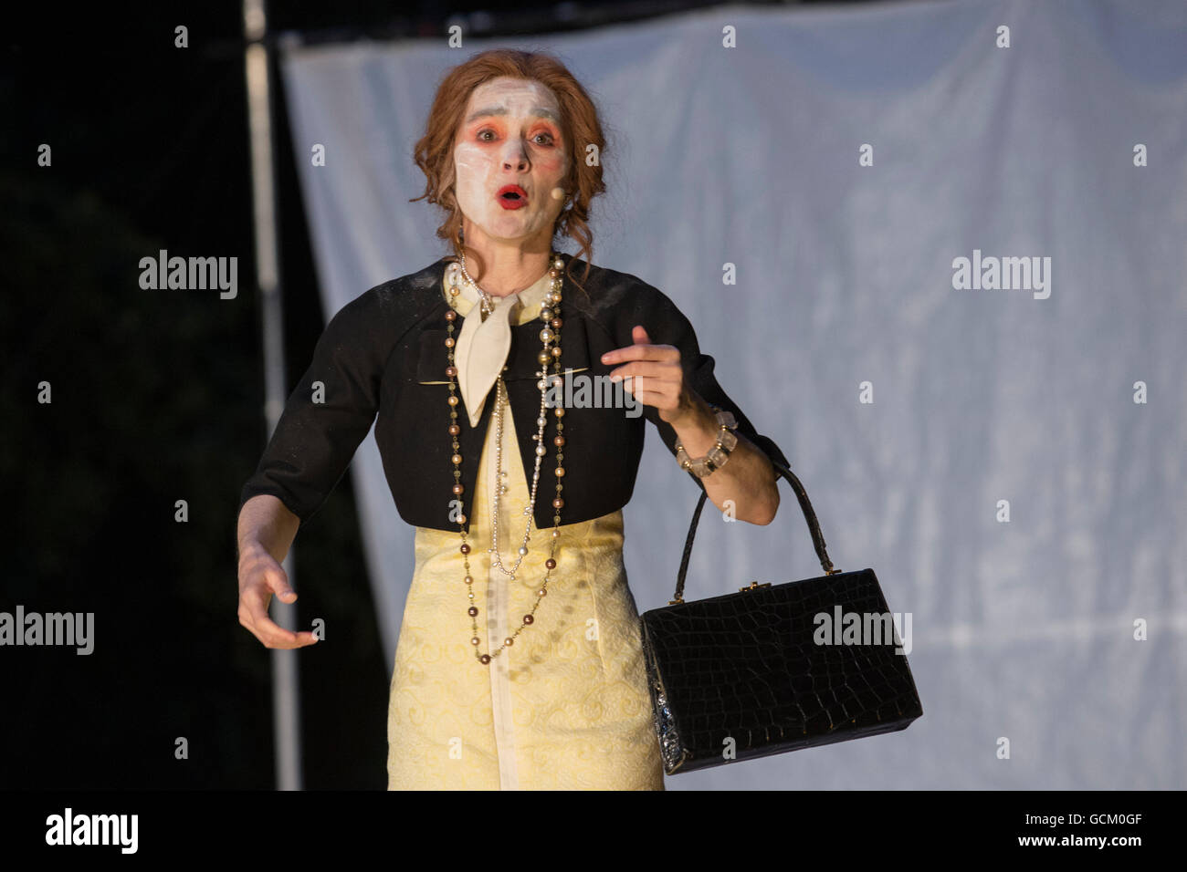 Mülheim an der Ruhr, Germany. 8 July 2016. Pictured: Simone Thoma. Theater an der Ruhr perform The Glass Menagerie (Die Glasmenagerie) by Tennessee Williams as part of their open-air season Weiße Nächte in Raffelbergpark, Mülheim an der Ruhr. Staging by Simone Thoma. With Simone Thoma as Amanda Wingfield, Gabriella Weber as Laura Wingfield, Albrecht Hirche as Tom Wingfield and Klaus Herzog as Jim O'Connor. Stock Photo