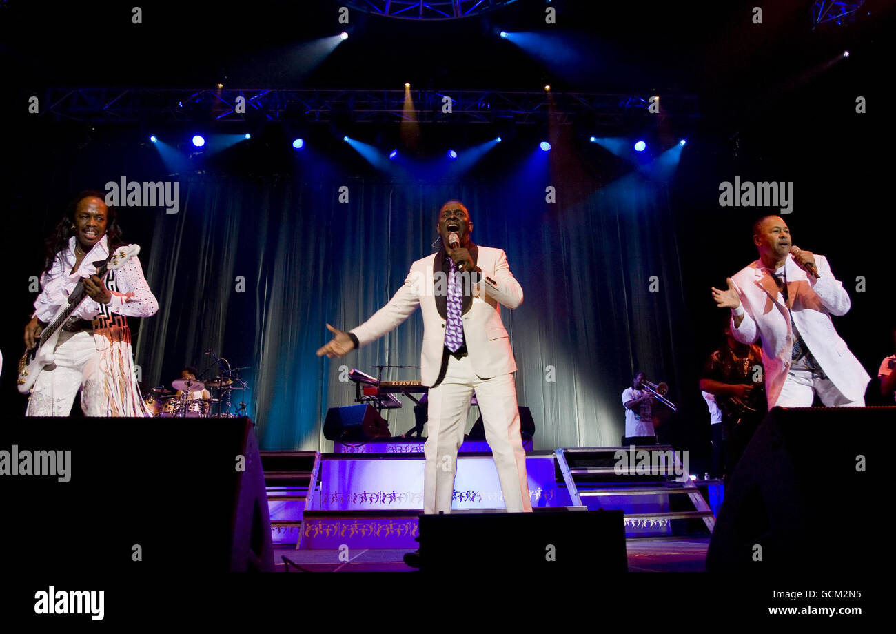 (left to right) Verdine White, Philip Bailey and Ralph Johnson of Earth, Wind and Fire perform at the the 02 arena, central London. Stock Photo