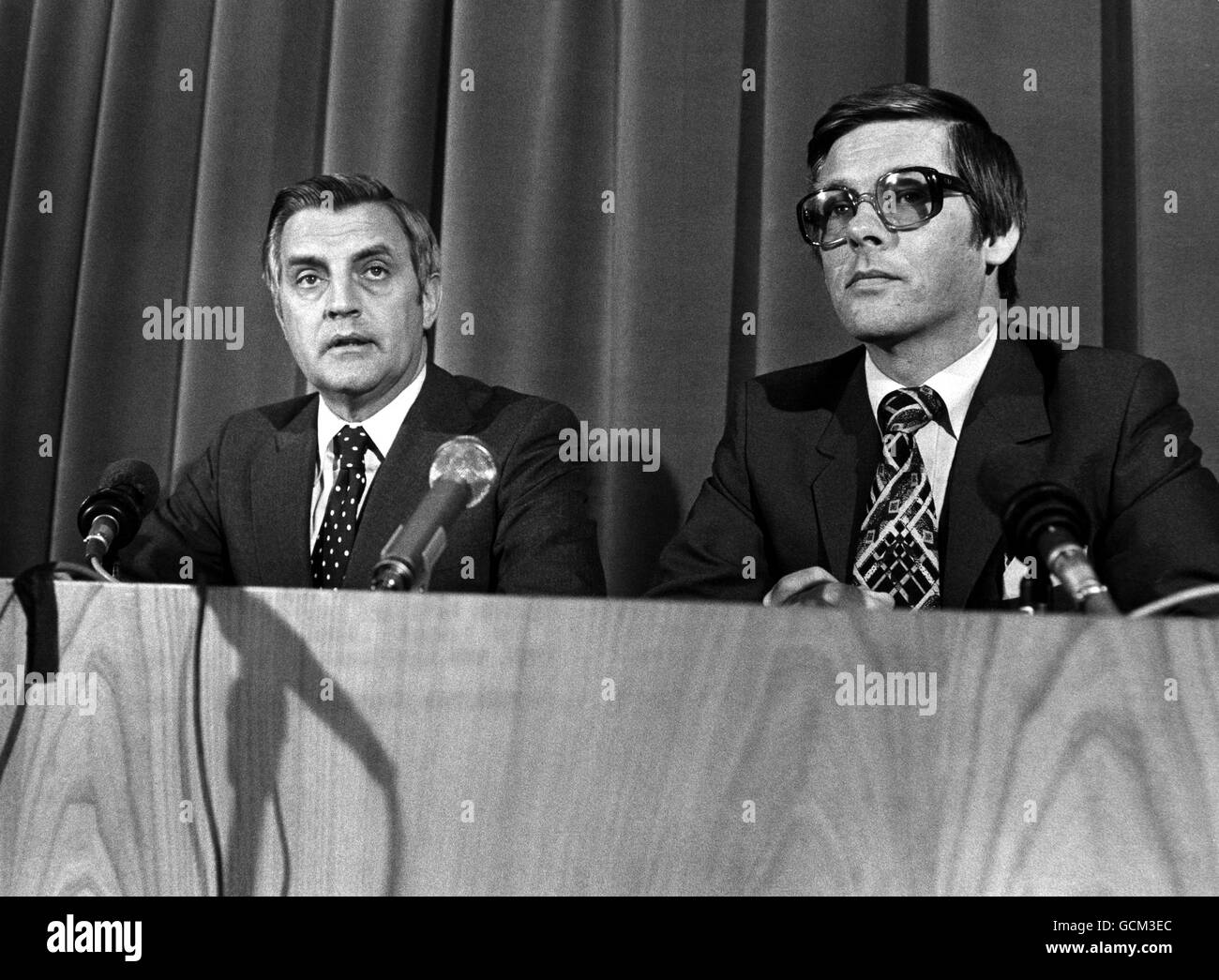 US Vice President Walther F.Mondale visiting Sweden gives press conference with Swedish Foreign minister Ola Ullsten Stock Photo