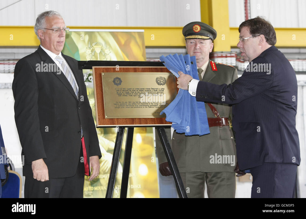 Taoiseach Brian Cowen (right), Defence Minister Tony Killeen (left) and Chief of Staff Lieutenant General Sean McCann unveil a plaque during the commemoration of the 50th anniversary of the first deployment of Irish peacekeepers to the Congo at Casement Aerodrome, Baldonnel. Stock Photo