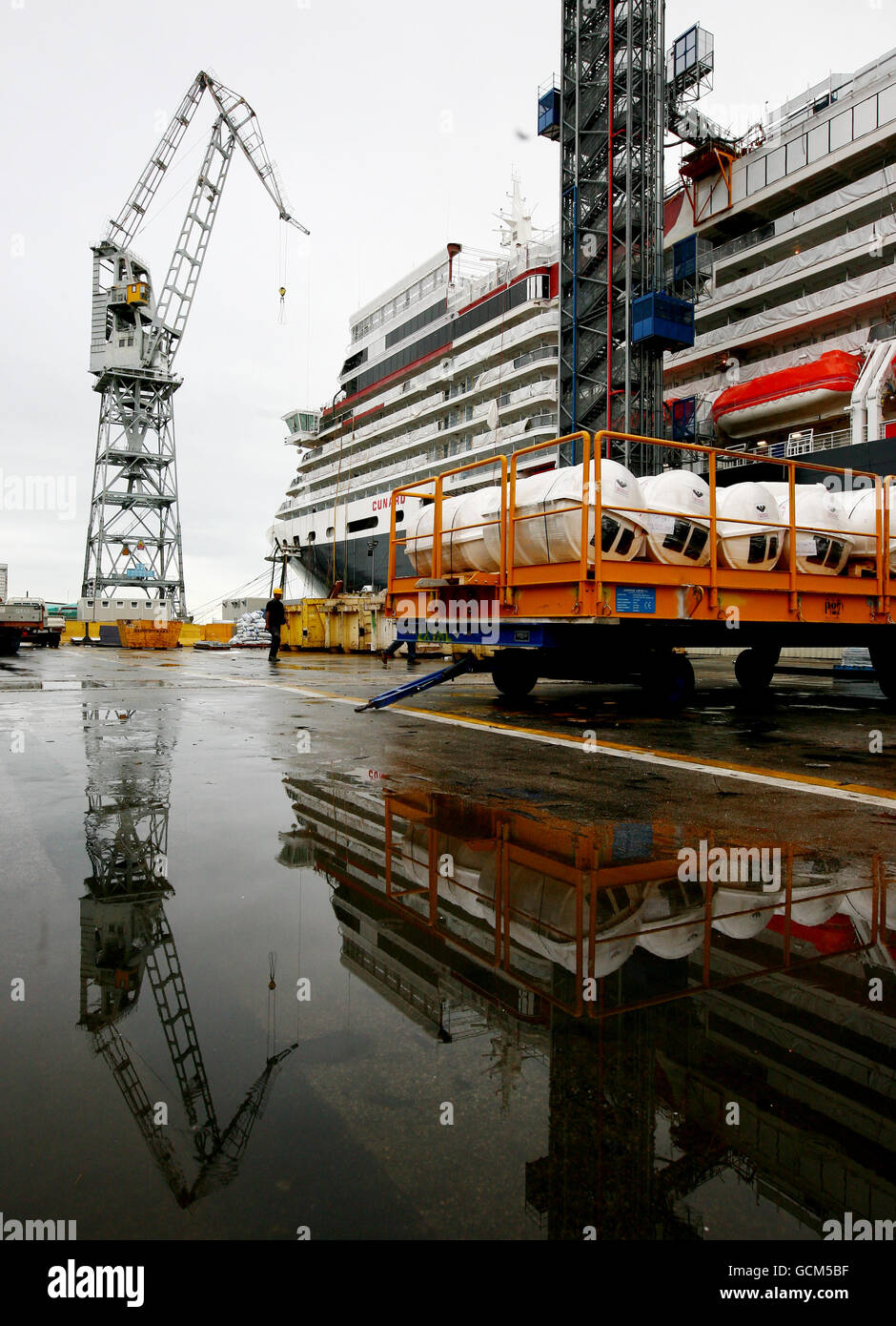 Queen Elizabeth cruise liner Stock Photo Alamy