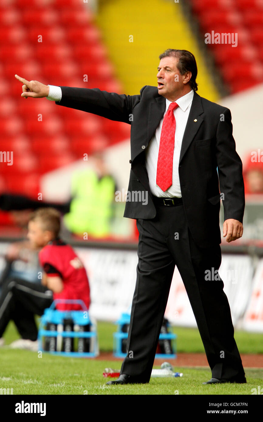Estudiantes assistant coach Guillermo Trama gestures on the touchline Stock Photo
