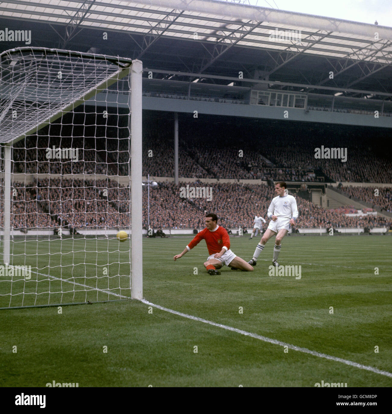 Manchester United's Noel Cantwell, left, is unable to stop Leicester City's Ken Keyworth scoring his team's only goal Stock Photo