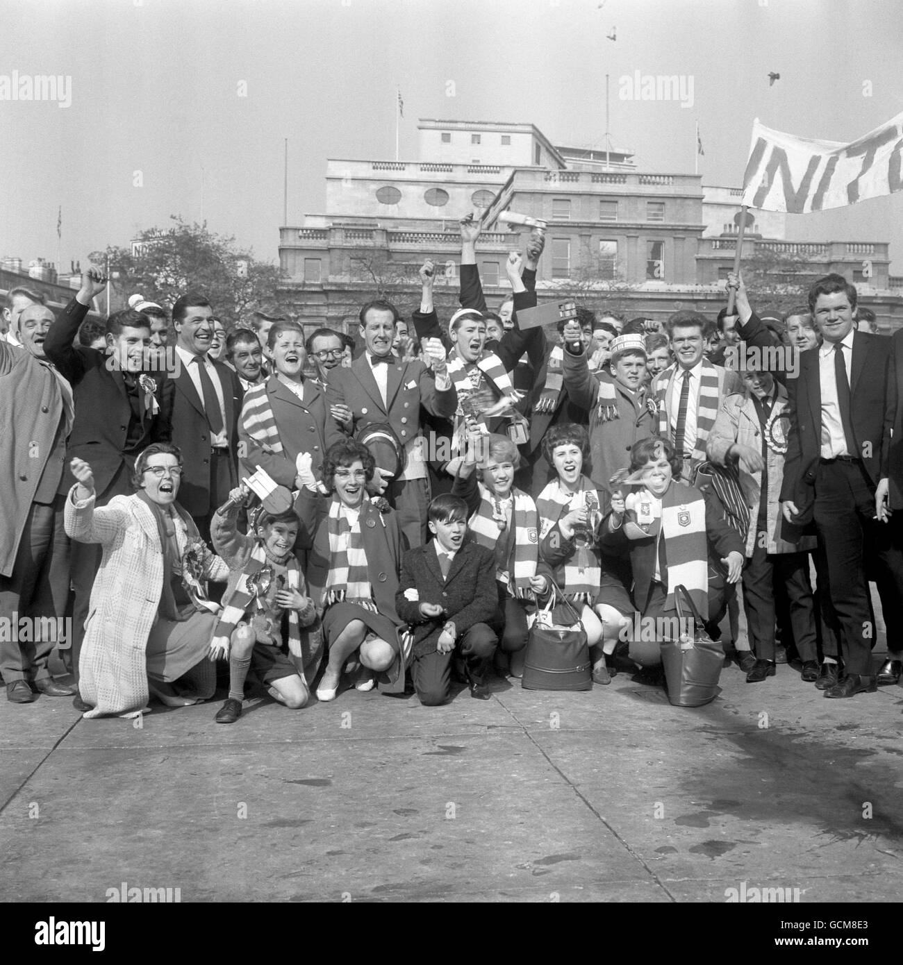 Manchester United supporters in Trafalgar Square before going on to Wembley to see their team meet Leicester City in the FA Cup Final Stock Photo