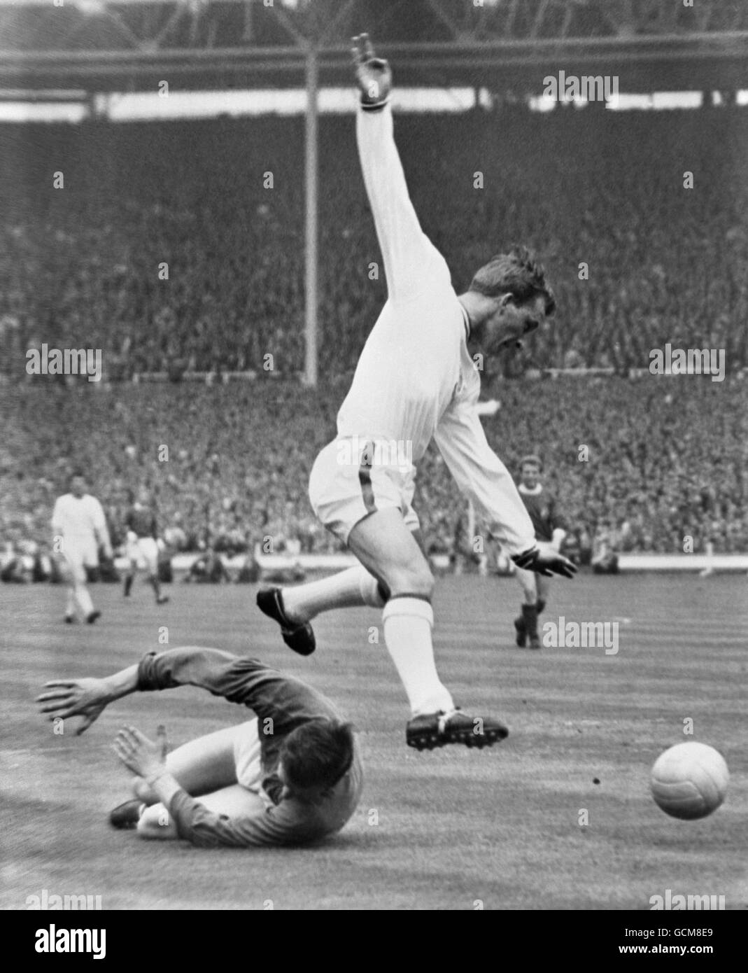 Soccer - FA Cup - Final - Manchester United v Leicester City - Wembley Stadium. Dave Gibson of Leicester City jumps over Manchester United goalkeeper David Gaskell Stock Photo