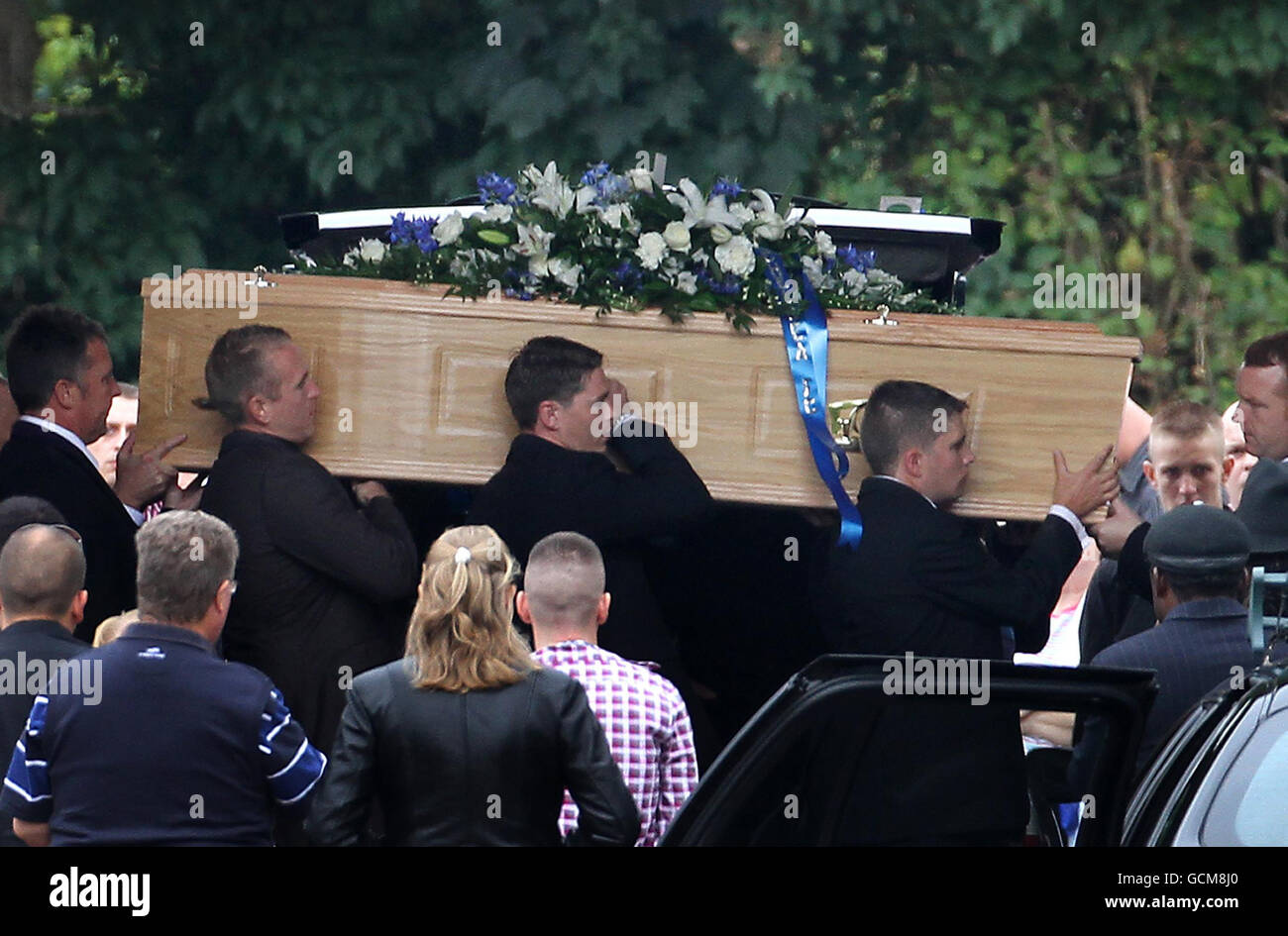 The coffin of Chris Brown who was shot dead by Raoul Moat the early hours of July 3 in Birtley, Gateshead, arrives at Slough Crematorium, Berkshire. Stock Photo