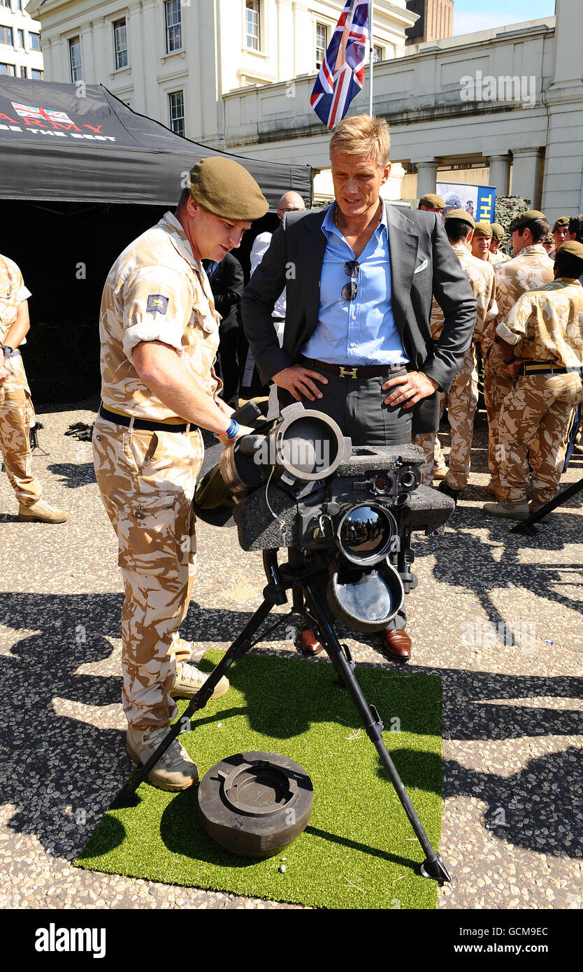 Dolph Lundgren meets troops from the Princess of Wales Royal Regiment, at the Wellington Barracks in London before tonight's premiere of The Expendables. Stock Photo