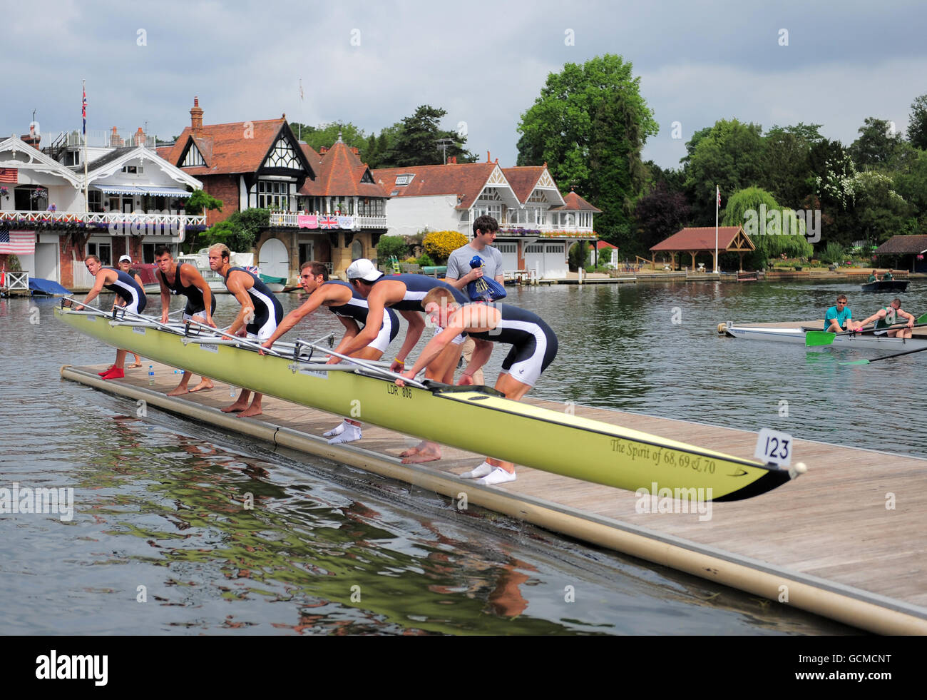 Rowing - Henley Royal Regatta - Day One - Henley-on-Thames. Kent SchooL USA lift their boat during the Henley Royal Reggatta at Henley-on-Thames, Oxford. Stock Photo