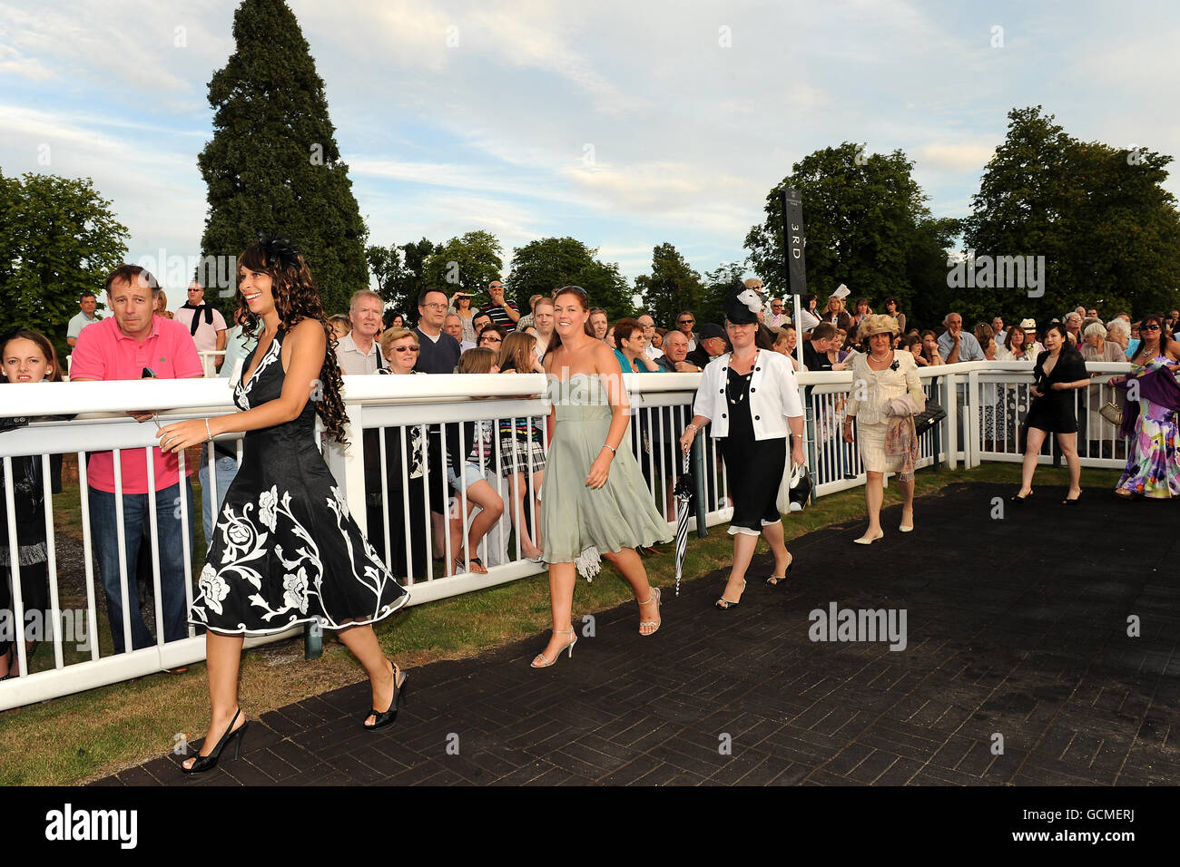 Horse Racing - Vines of Gatwick and Redhill Ladies' Evening - featuring Girls B Loud - Lingfield Park Stock Photo