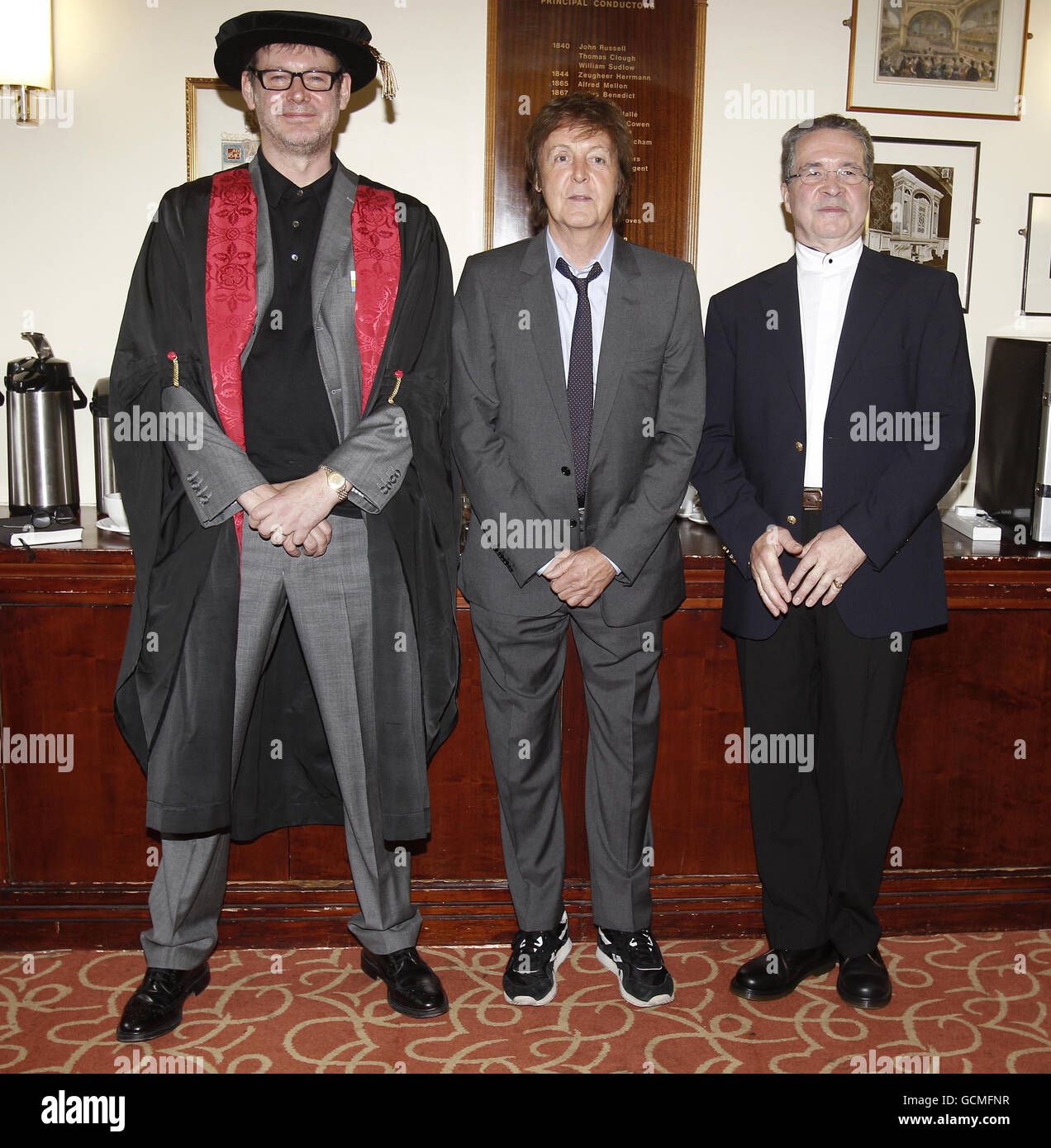 Sir Paul McCartney, co-founder of LIPA, presents an award to music producer Alan Moulder (left). He is one of seven luminaries from the arts and entertainment industry who were made Companions of the Liverpool Institute for Performing Arts, at the Institute's annual graduation ceremony. Stock Photo