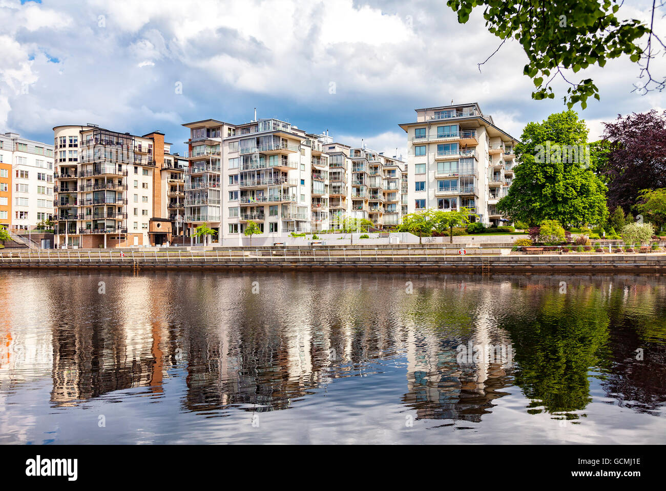 Image showcasing Luxury riverfront property hi-res stock photography and images - Alamy