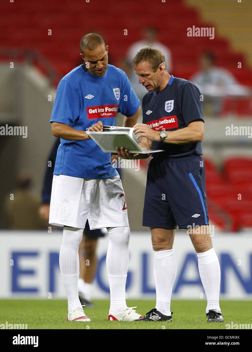 Soccer - International Friendly - England v Hungary - Wembley Stadium. England's Bobby Zamora (left) and assistant manager Stuart Pearce (right) discuss tactics Stock Photo