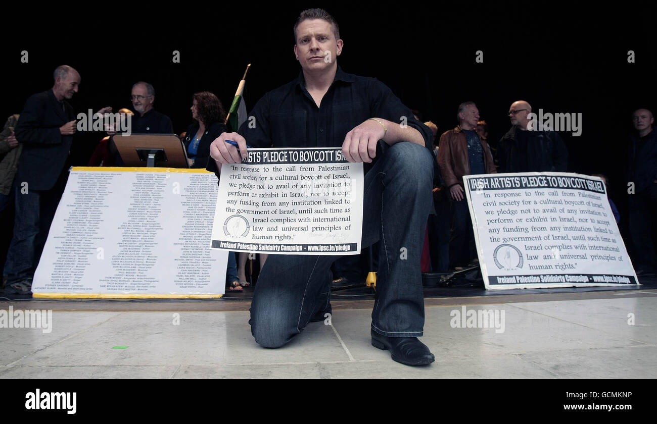 Damien Dempsey joins other Irish artists and musicians in Temple Bar in Dublin as part of the Ireland Palestine Solidarity Campaign (IPSC) pledge by 130 Irish artists to boycott Israel. Stock Photo