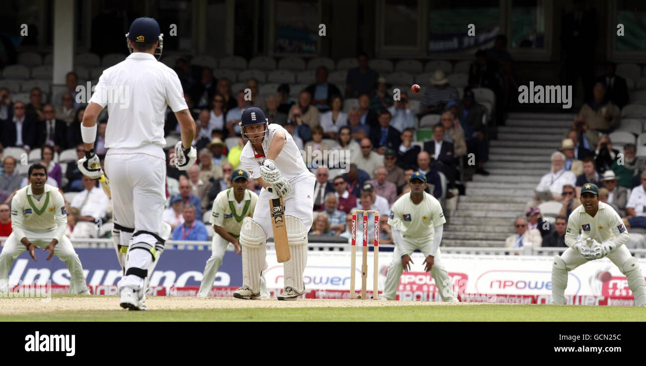 England's Jonathan Trott (centre) during the third npower Test at The Brit Insurance Oval, London. Stock Photo