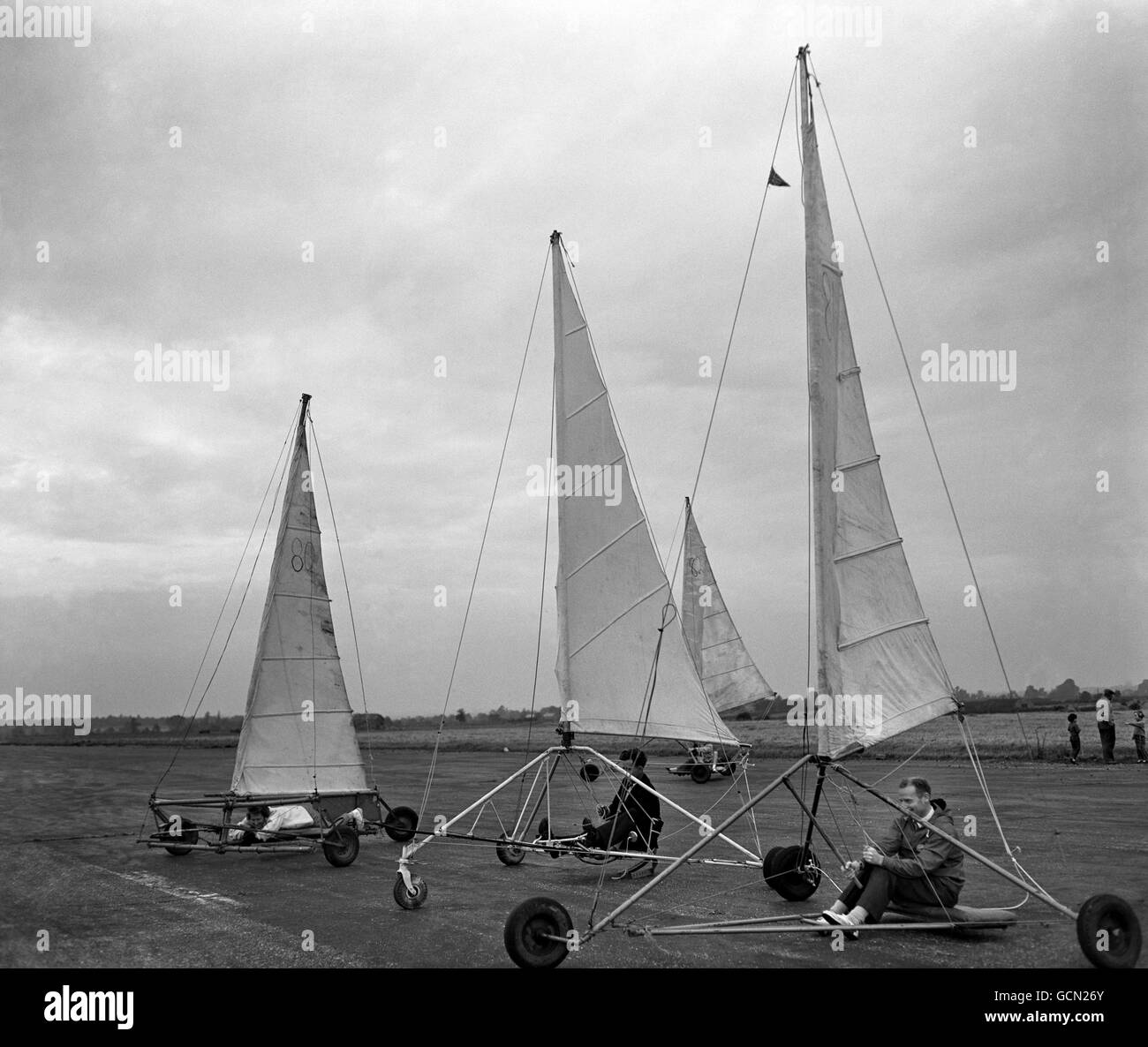 Land Yachting - Britain's Latest Sport - Great Gransden. Left to Right. Mrs.Peter Shelton, Mr. Peter Shelton land yacht racing at Great Gransden Airfield. Stock Photo