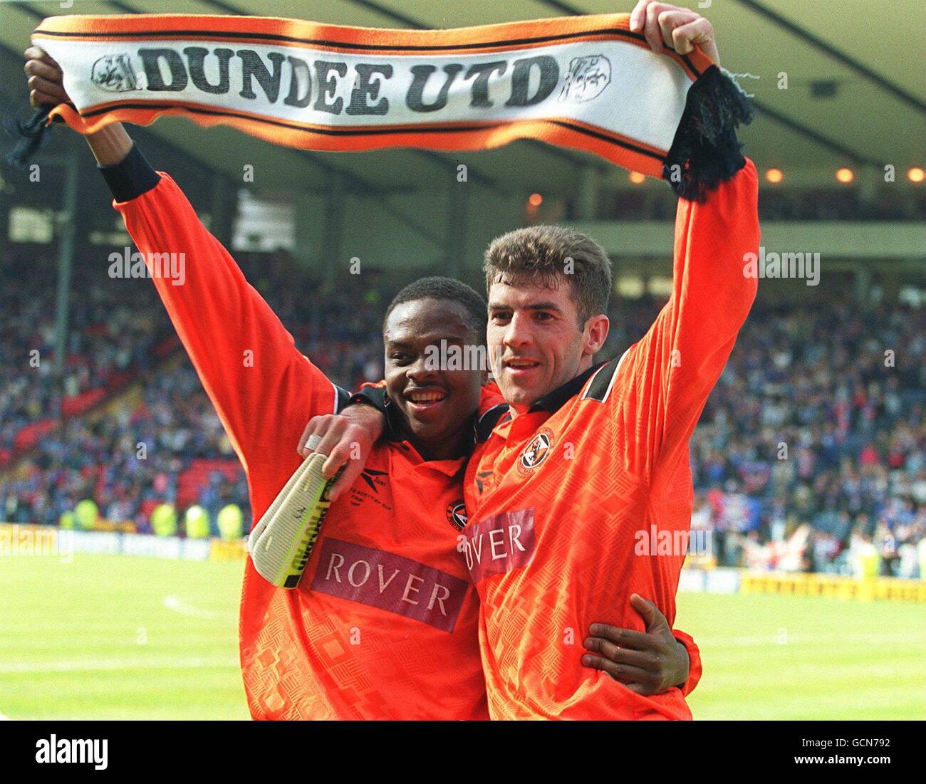 L-R: JERREN NIXON AND CRAIG BREWSTER CELEBRATE DUNDEE UNITED'S VICTORY Stock Photo