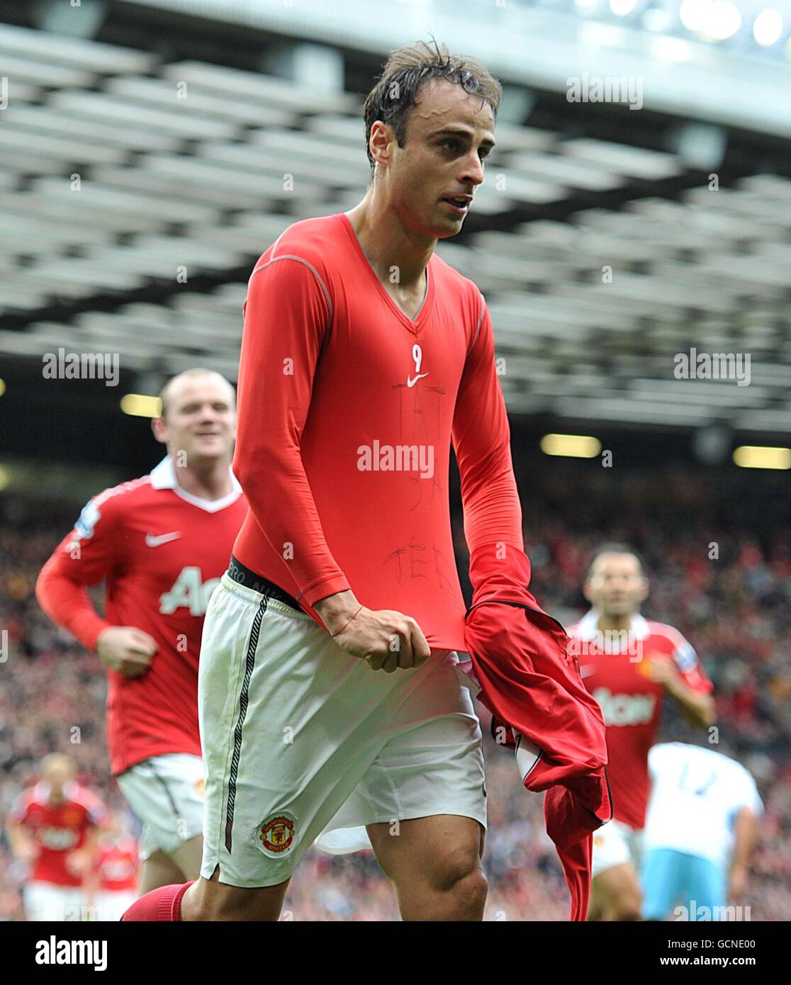 Manchester United's Dimitar Berbatov takes off his shirt as he celebrates  scoring his sides third goal of the game Stock Photo - Alamy