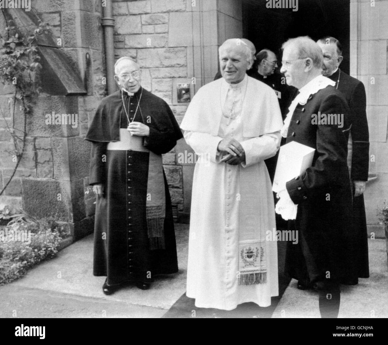 Pope John Paul II (centre) with the Moderator of the General Assembly of the Church of Scotland, the Right Reverend Professor John McIntyre (right) after their meeting at the Edinburgh home of the leader of Scotland's Roman Catholics, Cardinal Gray, this morning. Stock Photo
