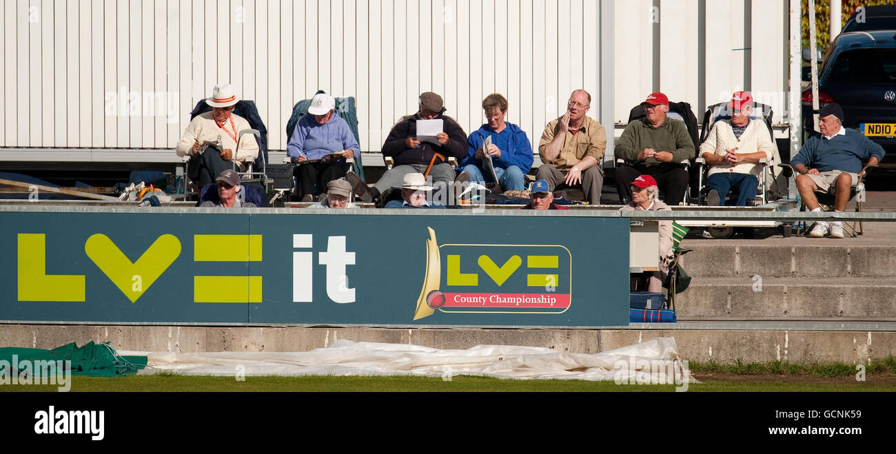 Cricket - Liverpool Victoria County Championship - Division One - Day Four - Durham v Somerset - Emirates Durham Internationa.... Spectators during the LV County Championship match at the Emirates Durham International Cricket Ground, Durham. Stock Photo